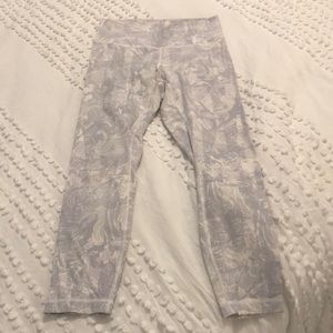 WHITE LULULEMON LEGGINGS